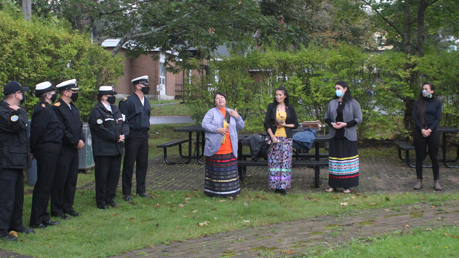 diapositives - La communauté militaire locale participe à une cérémonie de purification par la fumée à Stadacona, le 28 septembre.